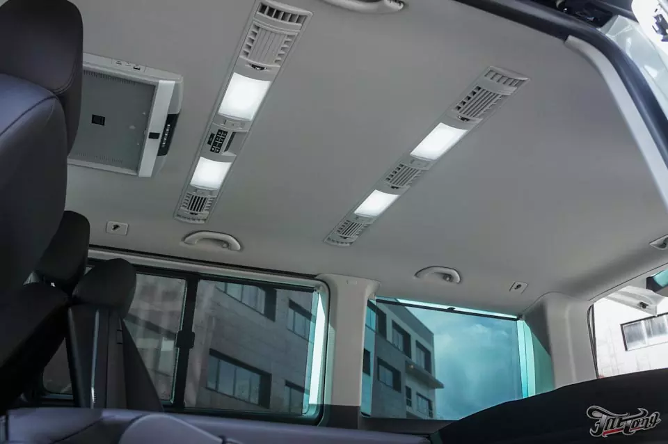 VW Multivan. Перетяжка потолка в алькантару с окрасом пластика и лазерной гравировкой. Антихром эсктерьера